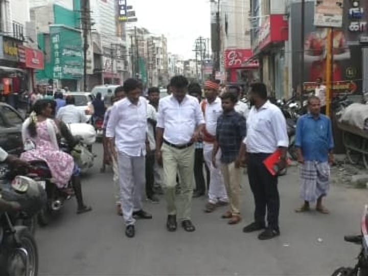 கரூரில் போக்குவரத்துக்கு இடையூறாக இருந்த கடைகள் அகற்றம்