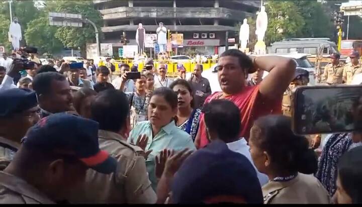 आम्हाला मुख्यमंत्र्यांना भेटून आमची  दुरवस्था सांगायची आहे, असे सांगत त्यांनी विधानभवनाच्या मुख्य गेटमधून आत शिरण्याच्या प्रयत्न केला. मात्र गेटवरील सुरक्षा रक्षकांनी त्यानं अडवत त्यांची समजूत काढली.