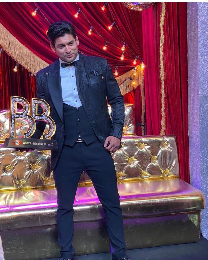 इसी के साथ सिद्धार्थ शुक्ला ने बिग बॉस 13 की ट्रॉफी भी अपने नाम कर ली थी. इस रियलिटी शो में सिद्धार्थ को दर्शकों ने खूब प्यार दिया था. एक्टर के निधन के बाद भी उनकी फैन फॉलोइंग कम नहीं हुई है. आज भी लोग उनसे बहुत प्यार करते हैं.