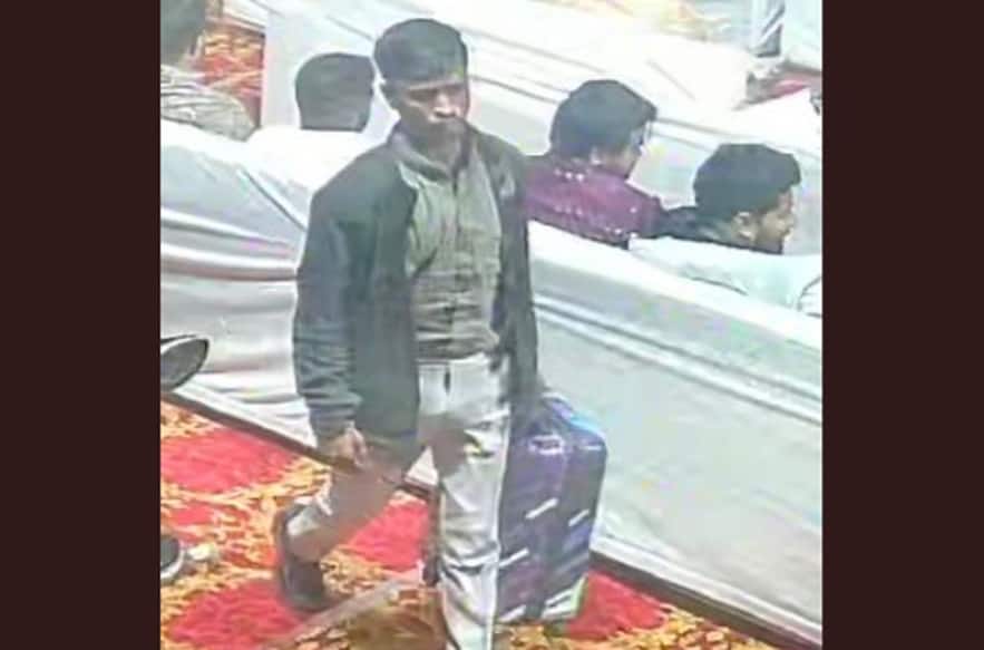 Valsad: લગ્નની શરણાઇઓ વચ્ચે ચોરની કરામત, 23 તોલા સોનાના દાગીના ભરેલી બેગ કરી ગાયબ, લગ્ન મંડપમાં દોડધામ Valsad News: more than 23 tola gold looted by thief in between marriage function in Umargam, valsad Valsad: લગ્નની શરણાઇઓ વચ્ચે ચોરની કરામત, 23 તોલા સોનાના દાગીના ભરેલી બેગ કરી ગાયબ, લગ્ન મંડપમાં દોડધામ