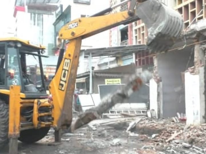 கரூரில் போக்குவரத்துக்கு இடையூறாக இருந்த கடைகள் அகற்றம்
