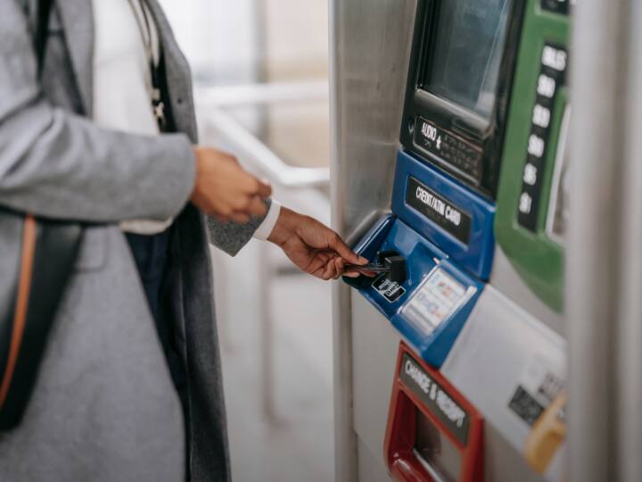 अच्छे क्रेडिट स्कोर से ही बैंक और वित्तीय संस्थाएं तय कर पाती हैं कि आपकी कर्ज लेने और चुकाने की क्षमता कितनी है. हालांकि, यदि आप क्रेडिट कार्ड नहीं रखते हैं तो भी क्रेडिट स्कोर को मजबूत किया जा सकता है.