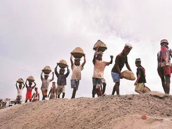 ई-श्रम कार्ड योजना देश के असंगठित क्षेत्र के श्रमिकों और कामगारों को एक साथ लाने लाने वाला ये योजना है. इस योजना के तहत केंद्र सरकार मजदूरों और कामगारों को आर्थिक मदद मुहैया कराती है.