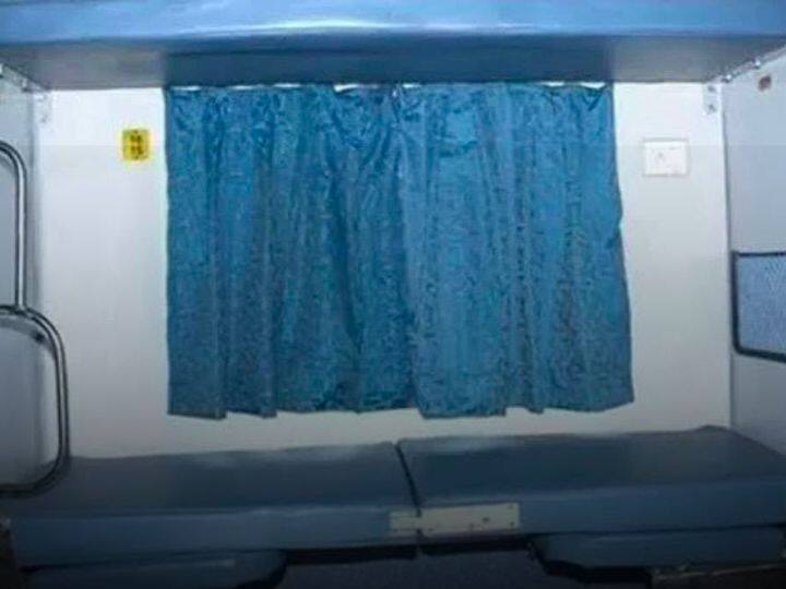 अगर आप ट्रेन में सफर कर रहे हैं और आपका टिकट कन्फर्म नहीं हुआ है और ऐसे में आप बिना सीट के सफर कर रहे हैं तो हम आपको बताएंगे कि आप चलती ट्रेन में अपना वेटिंग टिकट कैसे कन्फर्म कर सकते हैं.