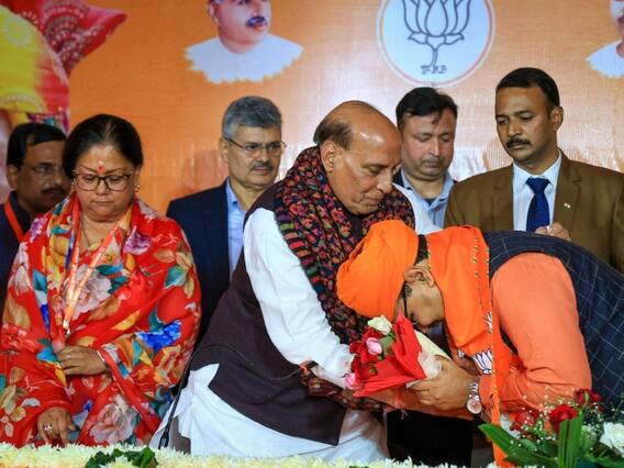 Rajasthan New CM: राजस्थान में सस्पेंस खत्म, भजनलाल शर्मा होंगे CM, वसुंधरा राजे ने दिया गुलदस्ता, देखें तस्वीरें