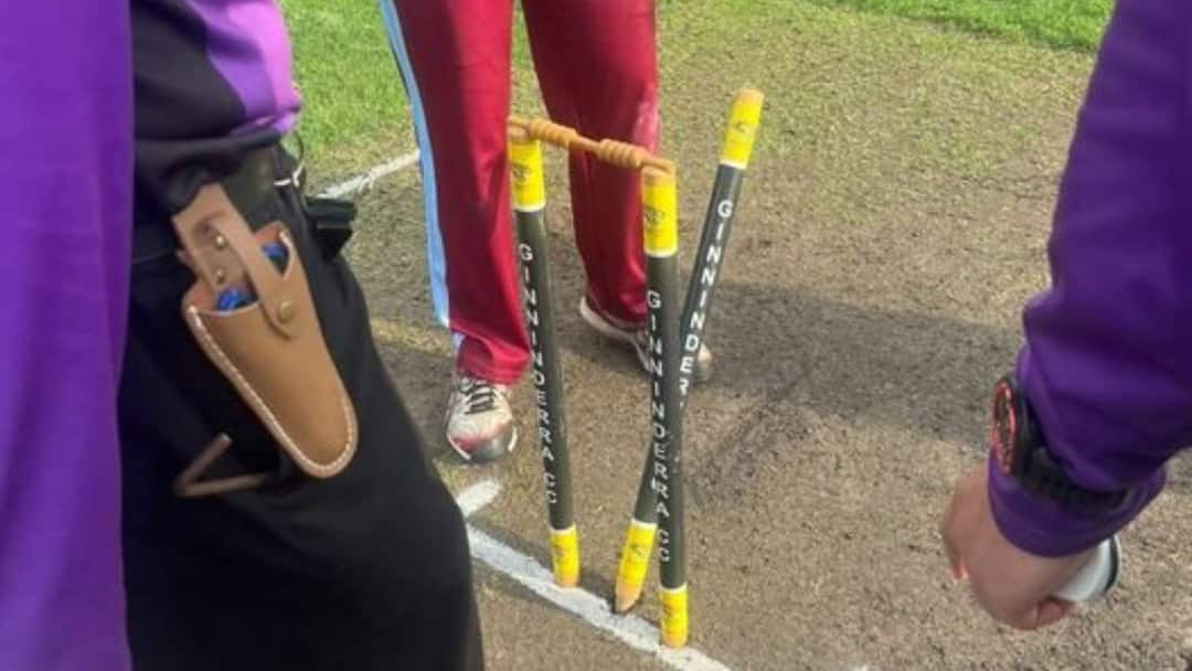 Viral Picture shows stumps intact despite middle stump being broken Viral Picture: এ কী কাণ্ড! মিডল স্টাম্প ভাঙলেও, পড়ল না উইকেটের বেল, সোশ্যাল মিডিয়ায় ভাইরাল ছবি