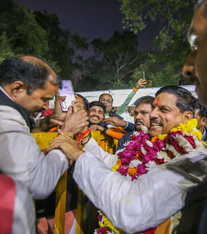 कई दिनों से चल रही अटकलों को खत्म करते हुए, बीजेपी ने सोमवार को यादव को राज्य के नए मुख्यमंत्री के रूप में चुना और पार्टी के दिग्गज नेता शिवराज सिंह चौहान पांचवीं बार मुख्यमंत्री पद संभालने का रिकॉर्ड नहीं बना पाए.
