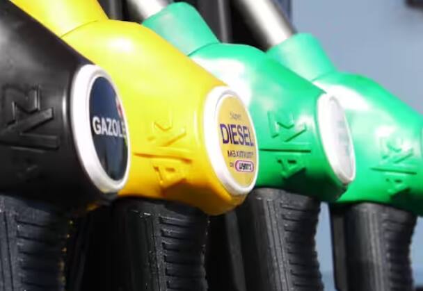 ਇਸ ਤੋਂ ਇਲਾਵਾ ਕਈ ਪੈਟਰੋਲ ਪੰਪ ਮਾਲਕ ਇਸ ਵਿੱਚ ਪਾਮ ਆਇਲ ਅਤੇ ਹੋਰ ਕਈ ਤਰ੍ਹਾਂ ਦੇ ਕੈਮੀਕਲ ਮਿਲਾ ਦਿੰਦੇ ਹਨ। ਇਸ ਦੇ ਨਾਲ ਹੀ ਜੇਕਰ ਪੈਟਰੋਲ ਪੰਪ 'ਤੇ ਜ਼ਿਆਦਾ ਮਾਤਰਾ 'ਚ ਈਥਾਨੌਲ ਮਿਲਾਇਆ ਜਾਂਦਾ ਹੈ ਤਾਂ ਇਸ ਦਾ ਸਿੱਧਾ ਅਸਰ ਵਾਹਨਾਂ ਦੇ ਇੰਜਣ 'ਤੇ ਪੈਂਦਾ ਹੈ।