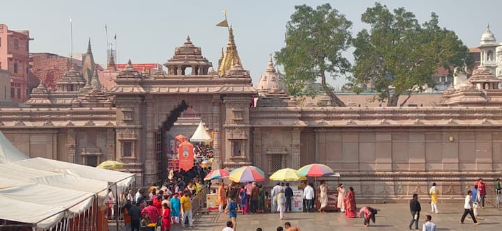 काशी विश्वनाथ धाम की स्थापना के दो साल पूरे होने पर विभिन्न कार्यक्रमों का आयोजन किया गया. सुबह काशी विश्वनाथ मंदिर प्रशासन और स्थानीय जनप्रतिनिधियों ने जलाभिषेक कर विधि विधान से पूजन हवन किया.