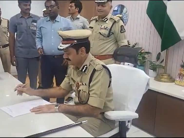 Hyderabad Cp Srinivas Reddy takes charge and warns to drugs Gangs Hyderabad CP Strong Warning: శివమణి స్టైల్‌లో సినీ పరిశ్రమకు హైదరాబాద్ సీపీ వార్నింగ్- మారాలంటూ శ్రీనివాస్ రెడ్డి సూచన