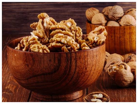 અખરોટમાં હાજર L-carnitine મગજના કાર્યને પણ સુધારે છે. તેને ખાવાથી યાદશક્તિ વધે છે, ધ્યાન કેન્દ્રિત કરવામાં મદદ મળે છે અને તણાવ અને ચિંતામાંથી રાહત મળે છે.