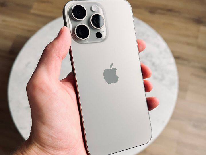 iPhone 15 Pro Max: एप्पल का ये iPhone भी एक शानदार स्मार्टफोन इस साल का रहा है. इसकी कीमत 2 लाख रुपयों तक जाती है. इसमें A17 चिप, 48MP का प्राइमरी कैमरा, एक्शन बटन और USB टाइप-सी चार्जिंग पोर्ट मिलता है.