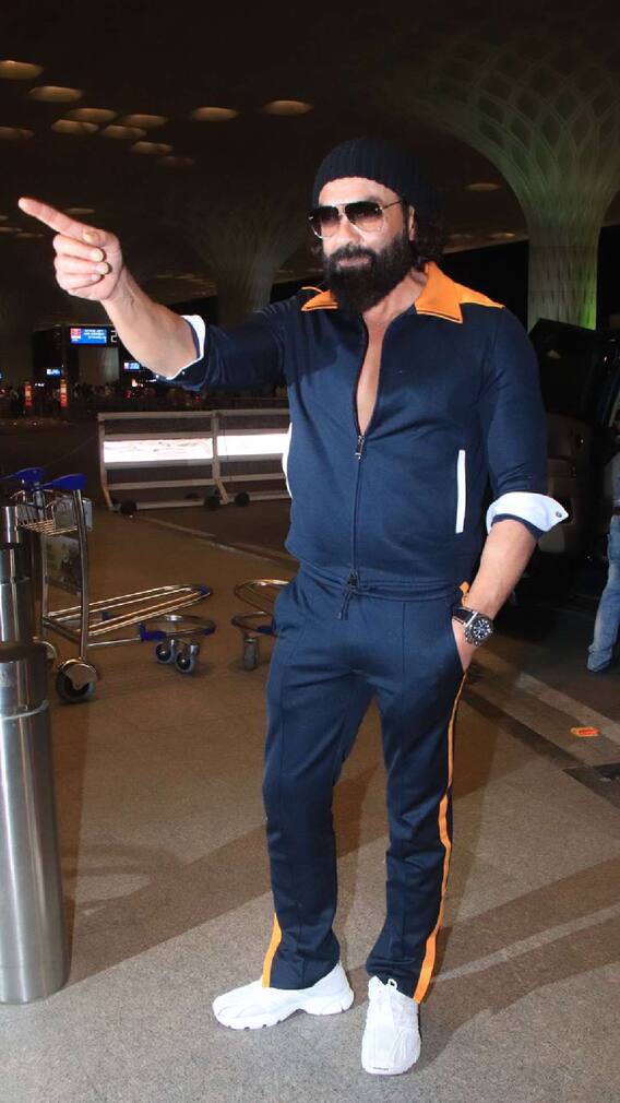 बॉबी देओल एअरपोर्ट स्पॉट लुक!