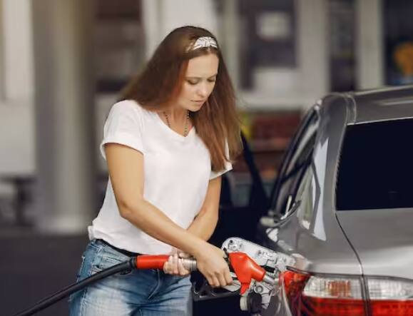 ਪੈਟਰੋਲ ਭਰਨ ਵੇਲੇ ਤੁਸੀਂ ਅਕਸਰ ਇਹ ਯਕੀਨੀ ਬਣਾਉਣ ਲਈ ਧਿਆਨ ਦਿੰਦੇ ਹੋ ਕਿ ਮੀਟਰ ਜ਼ੀਰੋ 'ਤੇ ਰਹੇ। ਪਰ ਕੀ ਤੁਸੀਂ ਕਦੇ ਇਸ ਗੱਲ ਵੱਲ ਧਿਆਨ ਦਿੱਤਾ ਹੈ ਕਿ ਤੁਸੀਂ ਜੋ ਪੈਟਰੋਲ ਭਰ ਰਹੇ ਹੋ, ਉਸ ਵਿੱਚ ਕਿੰਨੀ ਮਿਲਾਵਟ ਹੈ?