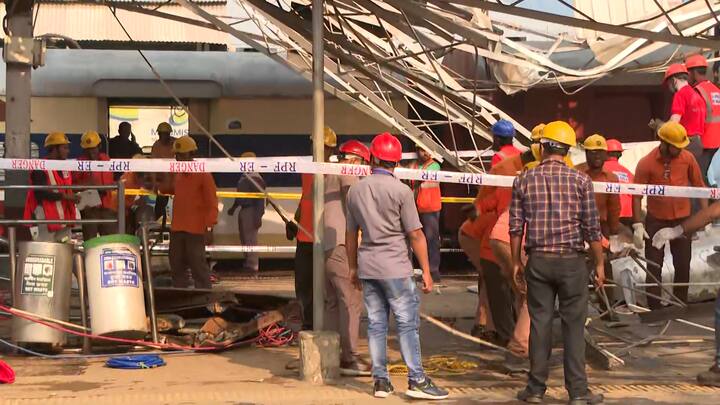 প্ল্যাটফর্মের শেডের কাঠামো ভেঙে পড়ে তার তলায় চাপা পড়ে যান অনেকে। আপাতত আটকে পড়া সবাইকে উদ্ধার করা হয়েছে বলে জানিয়েছে পুলিশ।