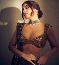 Bhumi Pednekar Pics: ભૂમિ પેડનેકરે સાડીમાં બતાવ્યું હોટ ફિગર, ડિપ નેક બ્લાઉઝમાં આપ્યા પોઝ