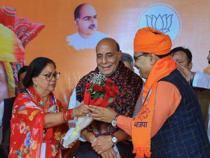 Rajnath Singh Vasundhara Raje Meeting for New Rajasthan CM Name Inside Story of Slip which had Bhajan Lal Sharma ANN एक घंटे चली राजनाथ सिंह-वसुंधरा राजे की मीटिंग, लेकिन नहीं पता था पर्ची में लिखा नाम, पढ़ें मुलाकात की इनसाइड स्टोरी