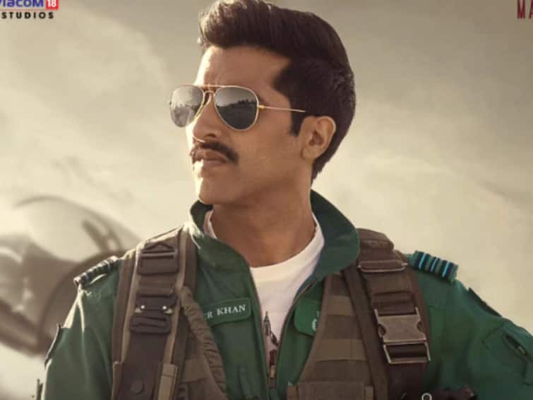 Fighter New Poster Meet Akshay Oberoi as Squadron Leader basheer khan in new poster Fighter New Poster:  'फायटर'मधील अक्षय ओबेरॉयचा जबरदस्त लूक आऊट; चित्रपटात साकारणार 'ही' भूमिका