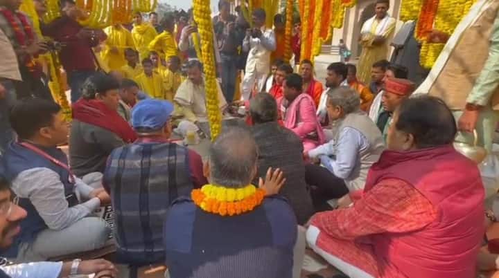 13 दिसंबर को काशी विश्वनाथ धाम के लोकार्पण को दो साल पूरे हो गए. स्थापना दिवस की पूर्व संध्या से काशी विश्वनाथ धाम को सजाने-संवारने की तैयारी चल रही थी.