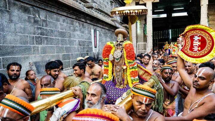 திருச்சி மாவட்டம் ஸ்ரீரங்கம் ரங்கநாதர் கோவிலில் வெகு விமர்சையாக வைகுண்ட ஏகாதேசி திருவிழா தொடங்கியது.