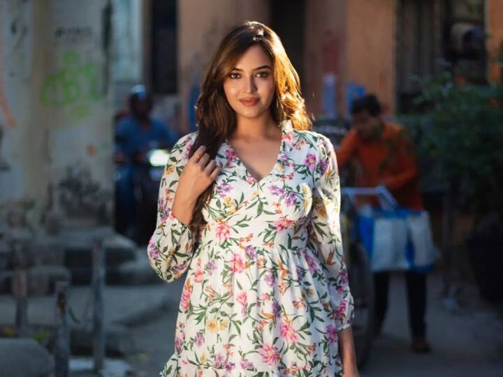 ఊపిరి, రంగస్థలం వంటి సినిమాల్లో చిన్నపాత్రలు పోషించింది.