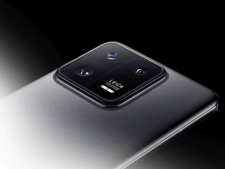 Xiaomi 13 Pro 5G: शाओमी का ये स्मार्टफोन भी एक बढ़िया फोन है. इसमें Leica का कैमरा सेटअप मिलता है. इसमें आपको 50MP के तीन कैमरा मिलते हैं. फ्रंट में आपको 32MP का कैमरा मिलता है. मोबाइल फोन स्नैपड्रैगन 8th जेन 2 चिप और 4820 एमएएच की बैटरी के साथ आता है. स्मार्टफोन की कीमत 74,999 रुपये है.