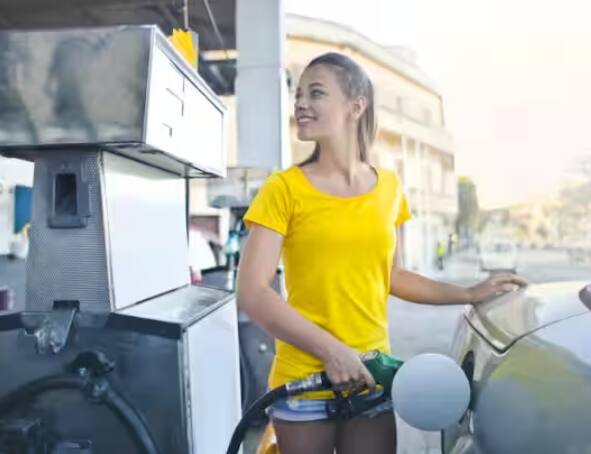 ਹੁਣ ਗੱਲ ਕਰਦੇ ਹਾਂ ਕਿ ਇੱਕ ਦਿਨ ਵਿੱਚ ਕਿੰਨਾ ਜੂਸ ਪੀਣਾ ਚਾਹੀਦਾ ਹੈ। ਇਸ ਬਾਰੇ ਸਿਹਤ ਮਾਹਿਰਾਂ ਦਾ ਕਹਿਣਾ ਹੈ ਕਿ ਫਲਾਂ ਦਾ ਜੂਸ ਬਣਾਉਣ ਤੋਂ ਬਾਅਦ ਇਸ ਵਿੱਚੋਂ ਫਾਈਬਰ ਨਿਕਲ ਜਾਂਦਾ ਹੈ ਅਤੇ ਫਰੂਟੋਜ਼ ਦੀ ਮਾਤਰਾ ਵੀ ਵਧ ਜਾਂਦੀ ਹੈ। ਇਸ ਲਈ ਵਿਅਕਤੀ ਨੂੰ ਦਿਨ ਵਿਚ ਸਿਰਫ ਇਕ ਗਲਾਸ ਜੂਸ ਪੀਣਾ ਚਾਹੀਦਾ ਹੈ। ਇਸ ਤੋਂ ਜ਼ਿਆਦਾ ਜੂਸ ਪੀਣ ਨਾਲ ਨੁਕਸਾਨ ਹੋ ਸਕਦਾ ਹੈ। ਭਾਵੇਂ ਇਸ ਦਾ ਅਸਰ ਤੁਰੰਤ ਦਿਖਾਈ ਨਾ ਦੇਣ ਪਰ ਕਈ ਵਾਰ ਅਜਿਹਾ ਹੋਣ 'ਤੇ ਕਈ ਤਰ੍ਹਾਂ ਦੇ ਮਾੜੇ ਪ੍ਰਭਾਵ ਦਿਖਾਈ ਦੇਣ ਲੱਗ ਪੈਂਦੇ ਹਨ।