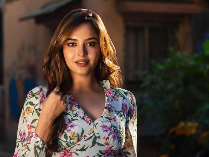 కొన్నాళ్లు యూట్యూబ్లో షార్ట్ ఫిల్స్మ్లో హీరోయిన్గా నటించింది.