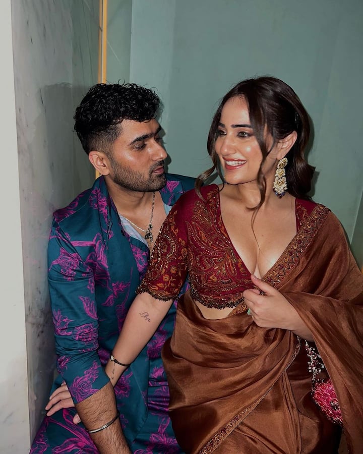 कुशा कपिला और जोरावर सिंह - पॉपुलर कॉमेडियन और एक्ट्रेस कुशा कपिला ने भी इसी साल अपने पति जोरावर सिंह अहलूवालिया से तलाक लेने की घोषणा की थी. दोनों का शादी साल 2017 में हुई थी. अपने तलाक की घोषणा एक्ट्रेस ने सोशल मीडिया पर की थी.