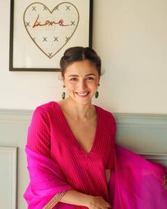 Alia Bhatt Turns Bridesmaid For Her Friend's Mehendi Ceremony - See Pics