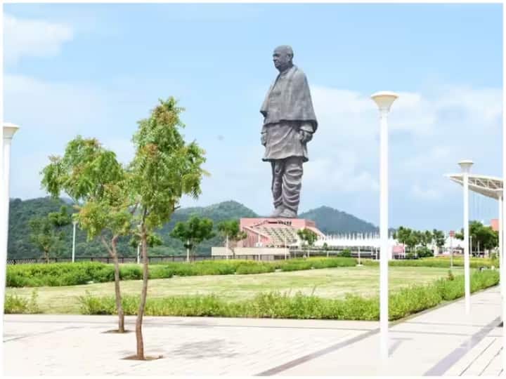 देश के गृहमंत्री रहे सरदार वल्लभभाई पटेल की सबसे ऊंची मूर्ति गुजरात में बनाई गई है. इसकी ऊंचाई 182 मीटर है और ये नर्मदा जिले में सरदार सरोवर बांध के पास साधु बेट टापू पर खड़ी है.