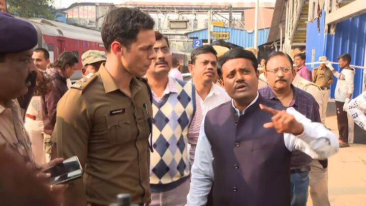 জলের ট্যাঙ্ক ভেঙে হুড়মুড়িয়ে জল পড়তে থাকে। প্ল্যাটফর্মের শেডের উপর ভেঙে পড়ে লোহার অংশ। বর্ধমান স্টেশনে এসে পৌঁছেছেন পুলিশের আধিকারিকরা।