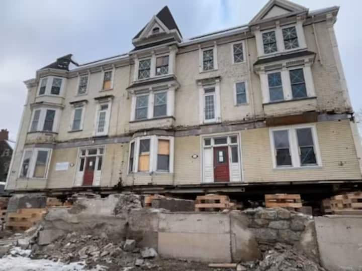 Amazing! The entire building was shifted using soap bars, know how this became possible canada गजब! साबुन की बट्टियों के जरिए पूरी बिल्डिंग को ही कर दिया शिफ्ट, जानिए आखिर ये कैसे हुआ पॉसिबल 