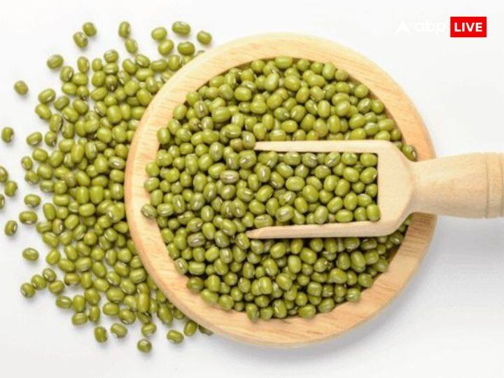 बुधवार के दिन बुध ग्रह को शांत करने के लिए हरे मूंग या हरे मूंग की दाल का दान करें. ऐसा करने से बुध ग्रह की स्थिति मजबूत होती है. इस दिन अगर आप मूंग दाल का सेवन भी करते हैं तो बहुत लाभकारी माना जाता है.