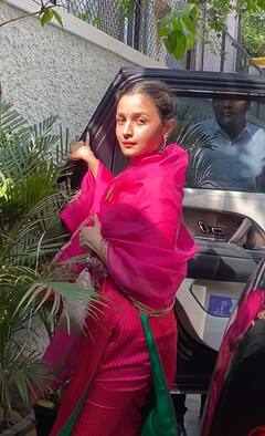 Alia Bhatt Photos: पिंकसूट में बन-ठन कर दोस्ती की मेहंदी में पहुंचीं आलिया भट्ट, एक्ट्रेस की इन प्यारी तस्वीरों पर आप भी हार बैठेंगे दिल