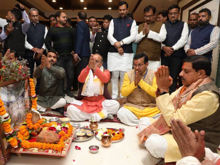 MP CM Oath Ceremony: मध्य प्रदेश के सीएम मोहन यादव ने शपथ ग्रहण समारोह के बाद अपने ऑफिस में पूजा की और उसके बाद उन्होंने कार्यभार संभाला. फिर वे भगवान महाकाल का आशीर्वाद लेने उज्जैन भी गए थे.