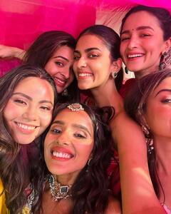 कभी लुटाया दोस्त पर प्यार...तो कभी फूलों से खेली होली, दोस्त के मेहंदी फंक्शन में आलिया भट्ट ने जमकर की मस्ती, देखें तस्वीरें