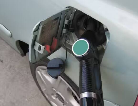 ਆਓ ਹੁਣ ਤੁਹਾਨੂੰ ਦੱਸਦੇ ਹਾਂ ਕਿ ਪੰਪ ਵਾਲੇ ਕੀ ਮਿਲਾਵਟ ਕਰਦੇ ਹਨ ਜਿਸ ਦਾ ਤੁਹਾਨੂੰ ਅਹਿਸਾਸ ਵੀ ਨਹੀਂ ਹੁੰਦਾ। ਦਰਅਸਲ, ਇਹ ਚੀਜ਼ ਈਥਾਨੌਲ ਹੈ। ਭਾਰਤ ਸਰਕਾਰ ਵੱਲੋਂ ਪੈਟਰੋਲ ਕੰਪਨੀਆਂ ਨੂੰ ਪੈਟਰੋਲ ਵਿੱਚ 10 ਫੀਸਦੀ ਈਥਾਨੌਲ ਮਿਲਾਉਣ ਦੀ ਇਜਾਜ਼ਤ ਦਿੱਤੀ ਜਾਂਦੀ ਹੈ ਪਰ ਕੁਝ ਪੰਪ ਮਾਲਕ ਇਸ ਦੀ ਮਾਤਰਾ ਵਧਾ ਦਿੰਦੇ ਹਨ, ਜਿਸ ਦਾ ਸਿੱਧਾ ਅਸਰ ਵਾਹਨਾਂ 'ਤੇ ਪੈਂਦਾ ਹੈ।