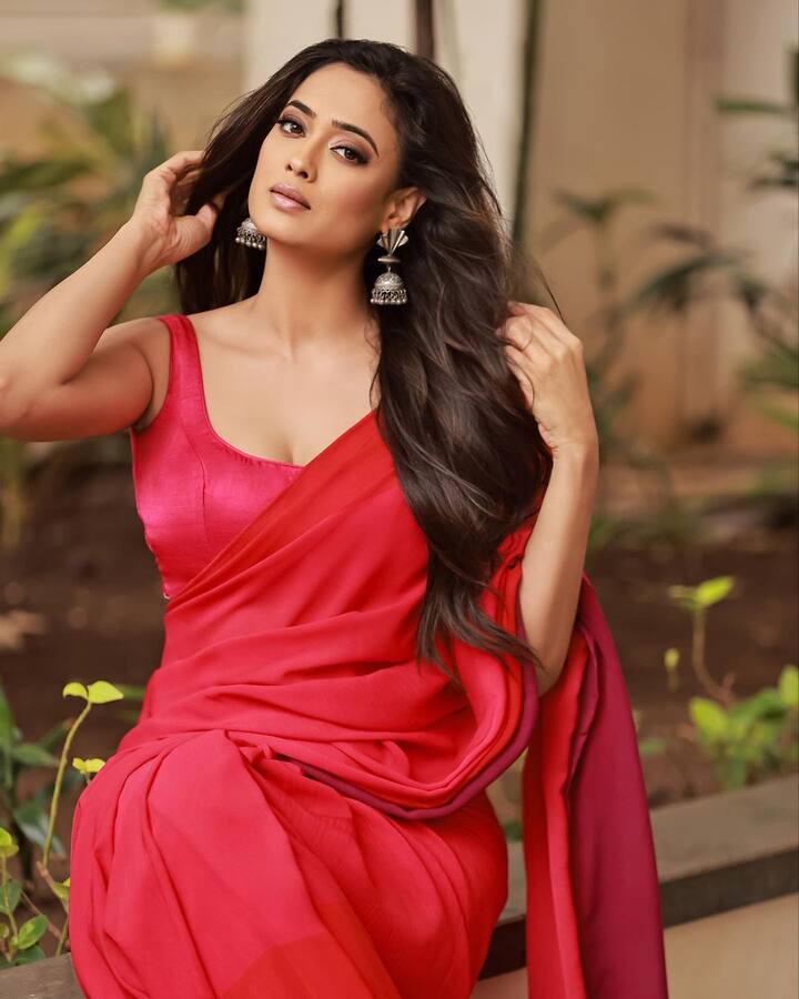 હવે ફરી એકવાર શ્વેતાએ એટલી હોટ સ્ટાઈલ બતાવી છે કે કોઈ કહી શકે નહીં કે તે 43 વર્ષની છે અને 2 બાળકોની માતા છે.