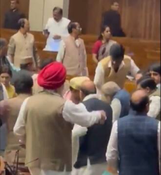 young man who jumped into the Parliament from the visitor's gallery was beaten up by the MPs, see the video Parliament Security breach: ਵਿਜ਼ਿਟਰ ਗੈਲਰੀ ਤੋਂ ਪਾਰਲੀਮੈਂਟ ‘ਚ ਛਾਲ ਮਾਰਨ ਵਾਲੇ ਨੌਜਵਾਨ ਨੂੰ ਸੰਸਦ ਮੈਂਬਰਾਂ ਨੇ ਇਦਾਂ ਸਿਖਾਇਆ ਸਬਕ, ਵੇਖੋ ਵੀਡੀਓ