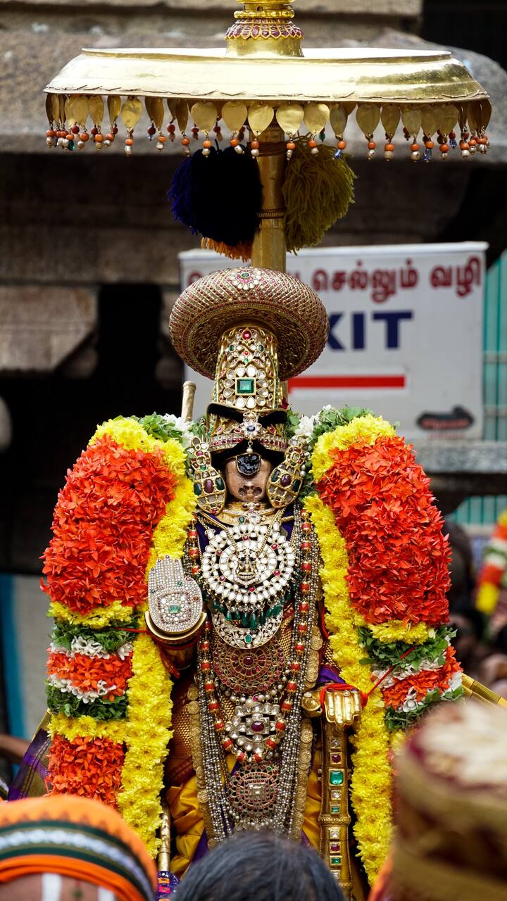 தங்க நகைகளால் ஜொலிக்கும் எம்பெருமாள்