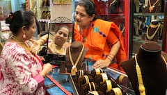 Gold Price Today: ফের কমল সোনার দাম! আজই কিনে ফেলবেন গয়না?