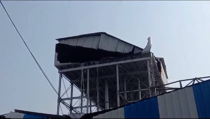 এদিন দুপুর ১২টা নাগাদ ঘটনাটি ঘটে। এর ফলে ১,২ ও ৩ নম্বর প্ল্য়াটফর্মে রেল চলচাল বিঘ্নিত হয়েছে। মূল তিনটি লাইন অফিস টাইমে ব্যস্ত থাকে। সেই লাইনে ট্রেন চলাচল ব্যাহত। লোকাল ট্রেন চলছে না। হাওড়া থেকে দূরপাল্লার ট্রেনও আপাতত দেরি হচ্ছে।