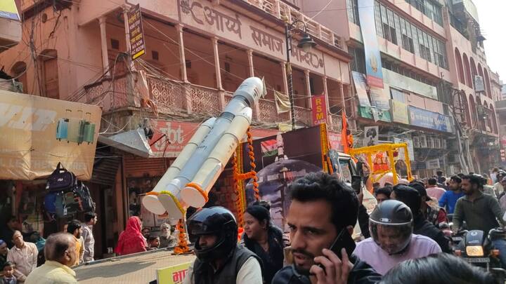 मैदागिन से ज्ञानवापी मार्ग पर निकली शिव बारात में सैकड़ों लोग शामिल हुए. काशी विश्वनाथ धाम की स्थापना के दो साल पूरे होने विभिन्न कार्यक्रमों का आयोजन किया गया.