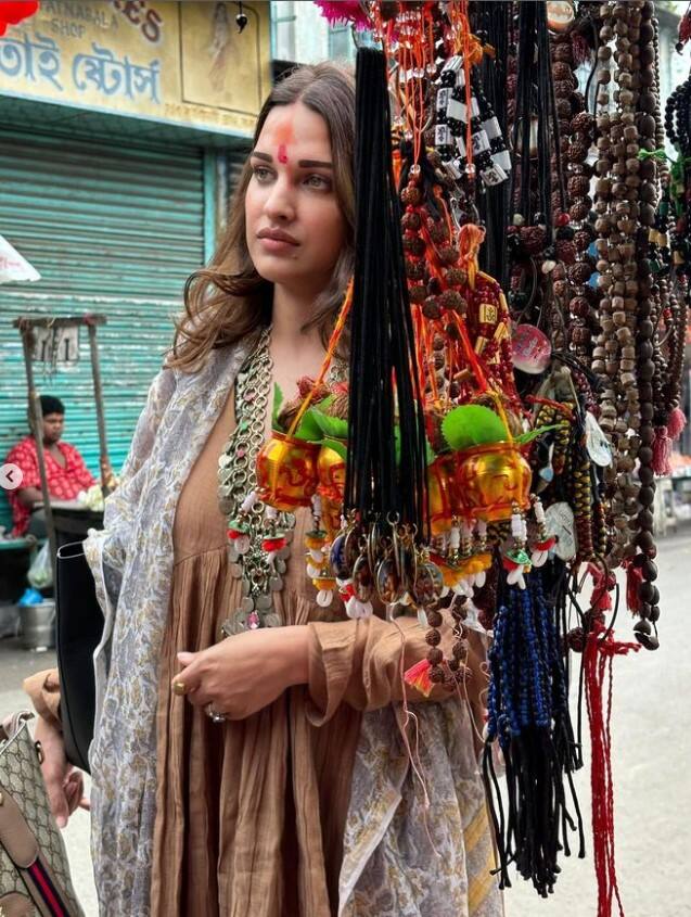 ਹਿਮਾਂਸ਼ੀ ਨੇ ਜਗਨਨਾਥਪੁਰੀ ਦਾ ਦੌਰਾ ਕੀਤਾ ਜਿਸ ਤੋਂ ਬਾਅਦ ਉਹ ਰੁਦਰਾਕਸ਼ ਦੀ ਮਾਲਾ ਖਰੀਦਦੀ ਨਜ਼ਰ ਆ ਰਹੀ ਹੈ।