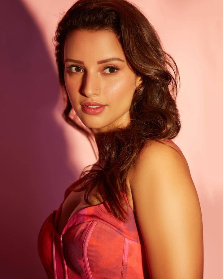 'আর বোধ হয় উনি আমার সামনে দাঁড়িয়ে কারও সঙ্গে কথা বলছিলেন, এবং সেই মুহূর্তে বুঝতেই পারা যায় না যে কোথায় তাকিয়ে কীসের দিকে তাকিয়ে আছি।'