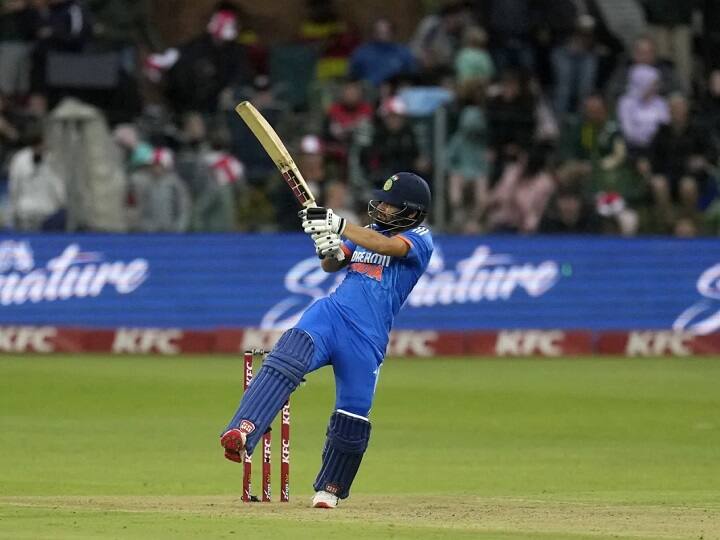 IND vs SA 2nd T20I: भारत और दक्षिण अफ्रीका के बीच बीती रात (12 दिसंबर) हुए मुकाबले में कुछ ताबड़तोड़ पारियां देखने को मिली. कुछ गेंदबाजों ने भी कमाल की बॉलिंग की.