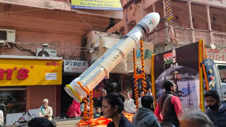 वाराणसी में काशी विश्वनाथ धाम का दूसरा स्थापना दिवस आज धूमधाम से मनाया जा रहा है. काशी की सड़कों पर अलग-अलग तस्वीर देखने को मिली. झांकियों में चंद्रयान 3 का मॉडल आकर्षण का केंद्र रहा.