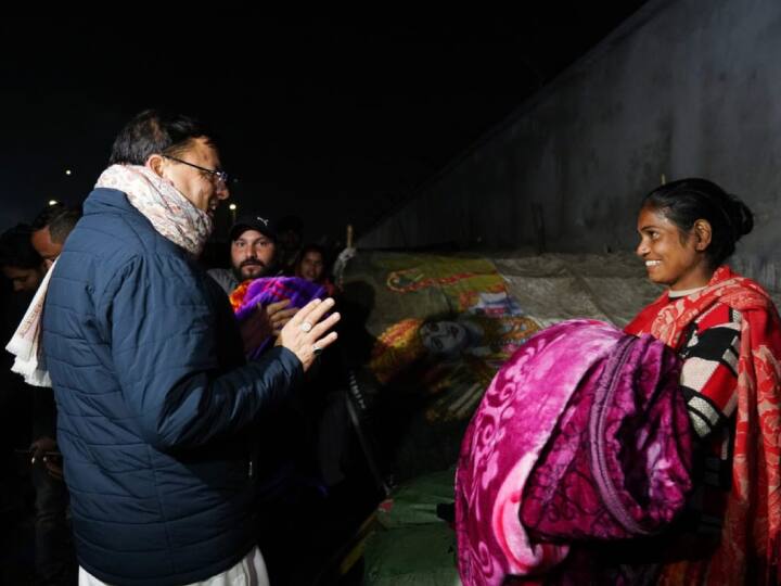 Uttarakhand News: ठंड में ठिठुरते लोगों को देख सीएम धामी ने रुकवाया काफिला, जरुरतमंदों को खुद बांटे कंबल Uttarakhand cm pushkar singh dhami distributed blankets to the needy ann Uttarakhand News: ठंड में ठिठुरते लोगों को देख सीएम धामी ने रुकवाया काफिला, जरुरतमंदों को खुद बांटे कंबल