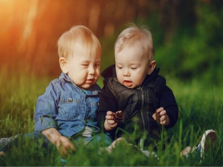Twin Babies Names : जुड़वा बच्चे काफी क्यूट से होते हैं. अगर एक लड़का और एक लड़की है तो लोग दोनों का मैचिंग का नाम रखना चाहते हैं. तो आज हम आपको ट्विंस बच्चों के कुछ प्यारे नाम बताने जा रहे हैं.